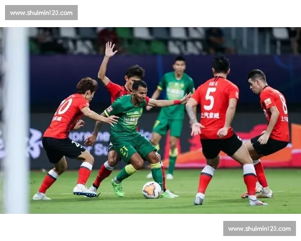 上港与国安激战正酣 两队争夺激烈展现顶级足球魅力